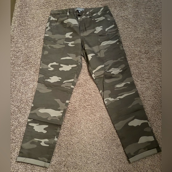 Wit & Wisdom Camouflage Crop Pants - Picture 1 of 4